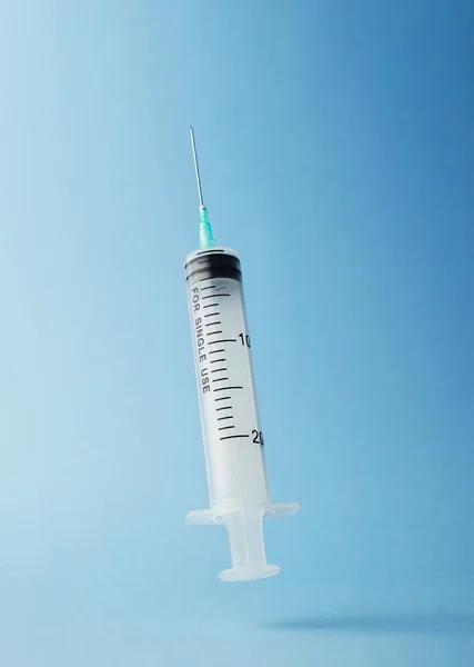 Injekční stříkačka plovoucí ve vzduchu — Stock fotografie
