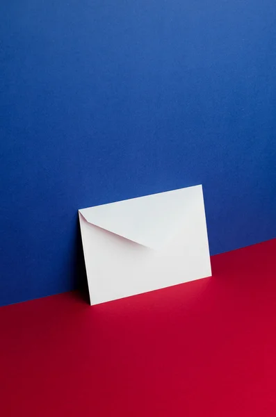 Envelope inclinado sobre azul e vermelho — Fotografia de Stock