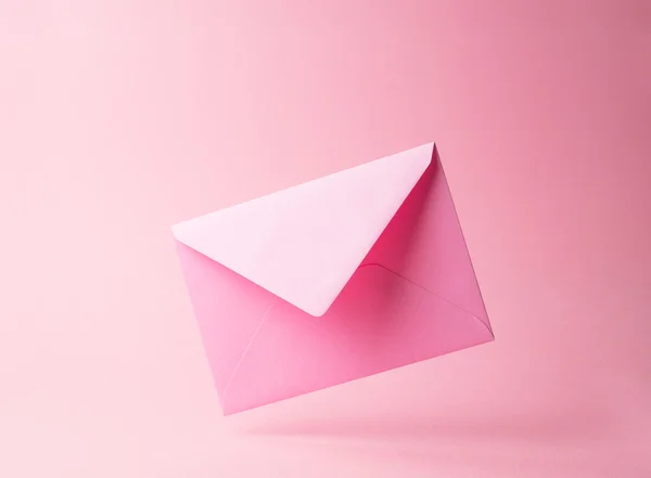 Envelope rosa caiu sobre rosa — Fotografia de Stock