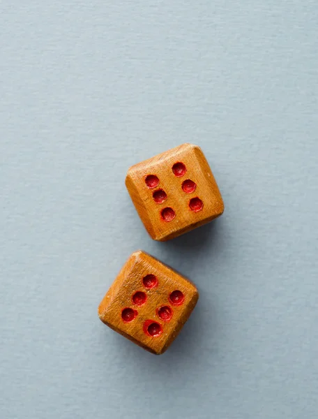 Dados de madeira sobre azul — Fotografia de Stock