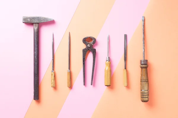 Strumenti di lavoro sopra arancione e rosa — Foto Stock