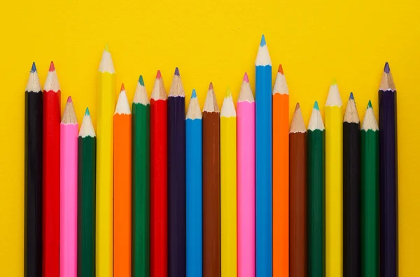 Renkli boya kalemi bir satırda düzenlenen — Stok fotoğraf