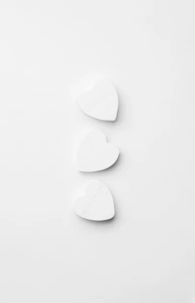 Beyaz üzerine ahşap Kalpler — Stok fotoğraf