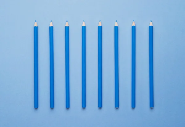 Blue crayons organized in a row — Stock Photo, Image