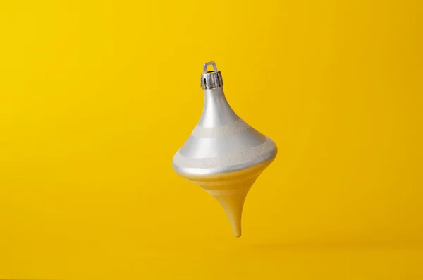 Cone de prata em forma de bola de Natal — Fotografia de Stock