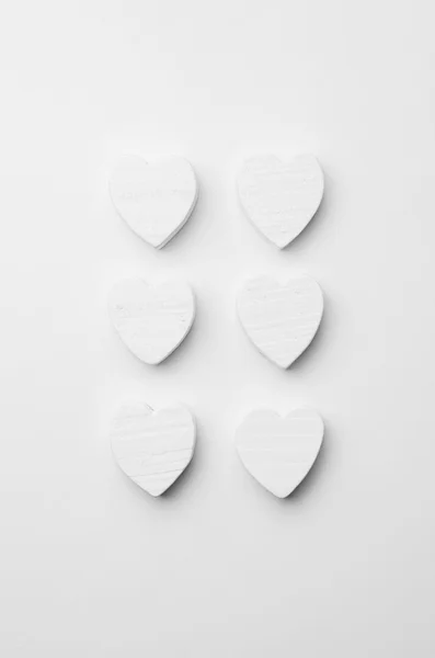 Ξύλινες καρδιές πάνω από λευκό — Φωτογραφία Αρχείου