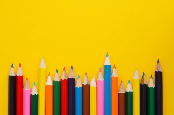 Crayons coloridos organizados em uma fileira — Fotografia de Stock