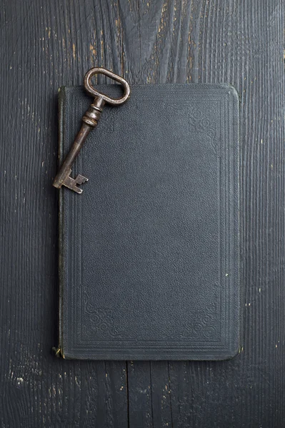 Vintage toets op zwarte lederen boek — Stockfoto