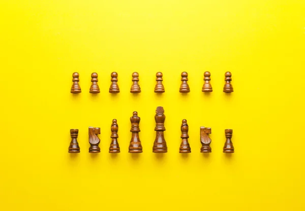 Фігурки дерев'яні шахи — стокове фото