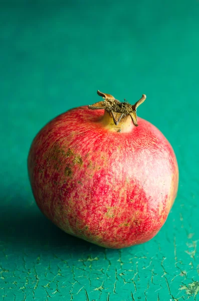 Pomegranate over grunge green — Stock Photo, Image