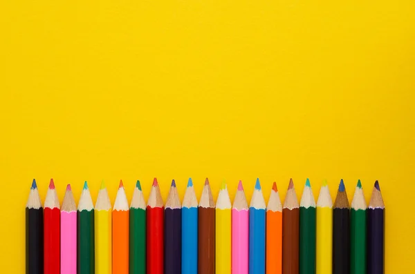 Crayones de colores organizados en una fila —  Fotos de Stock