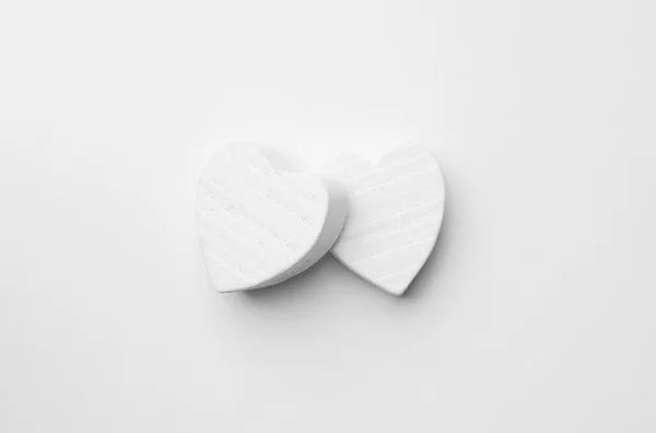 Ξύλινες καρδιές πάνω από λευκό — Φωτογραφία Αρχείου