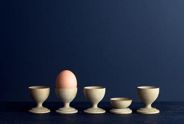 Egg cups and a single brown egg — Stock Photo, Image