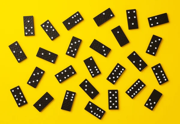 Pièces Domino désorganisées sur jaune vif — Photo