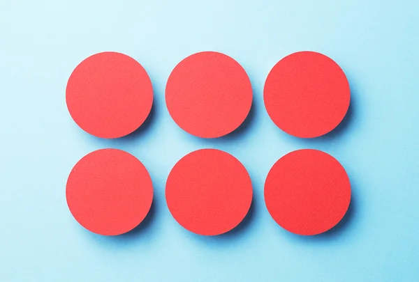 Бумажные круги, организованные по синему — стоковое фото