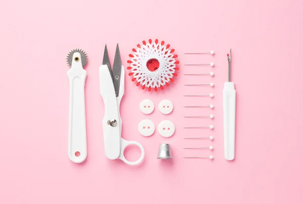 Šicí nástroje nad růžová — Stock fotografie