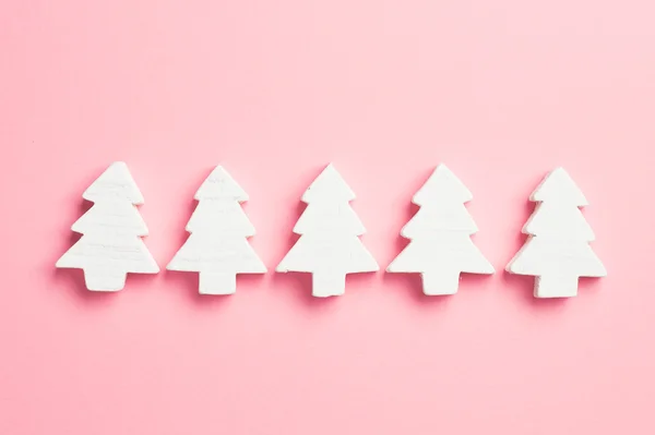 Árvores de Natal organizadas em uma fileira — Fotografia de Stock