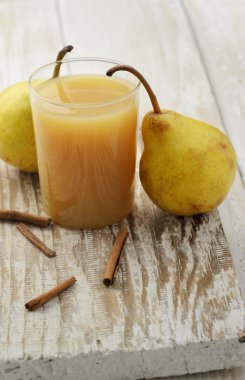 olgun armut ve meyve suyu