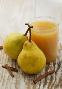 olgun armut ve meyve suyu