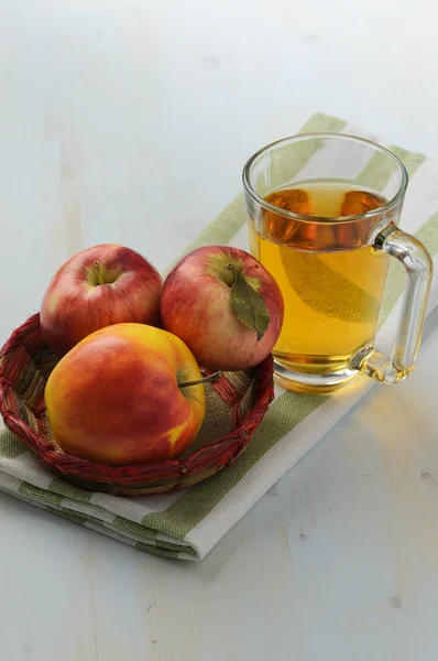 Ripe apples and juice — Stock Photo, Image
