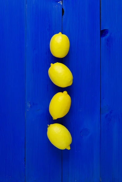 Limones sobre fondo azul — Foto de Stock