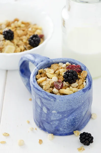 Cereales en una taza rústica — Foto de Stock