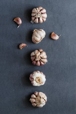 Üst üste sarımsak karanfil