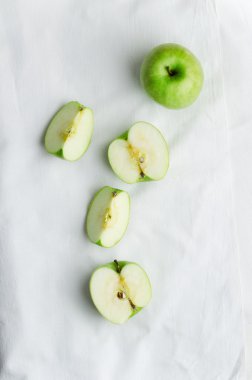 Beyaz kumaş üzerine yeşil elma