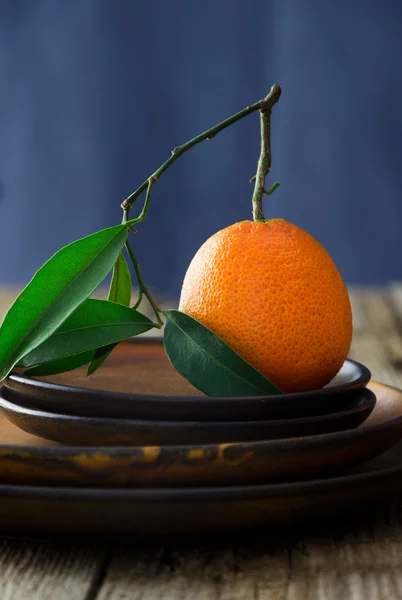 Tangerine on brown plates — Stock Photo, Image