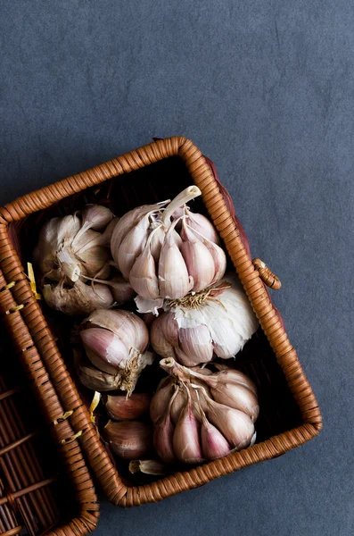 Cloves of garlic in a basket — Stock Photo, Image