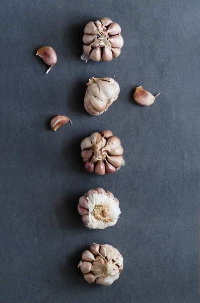 Cloves of garlic in a row — Stock Photo, Image