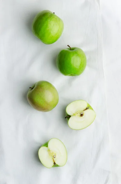 Зеленые яблоки над белой тканью — стоковое фото