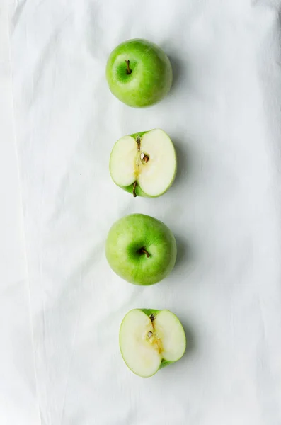 Green apples over white cloth — Stock Photo, Image