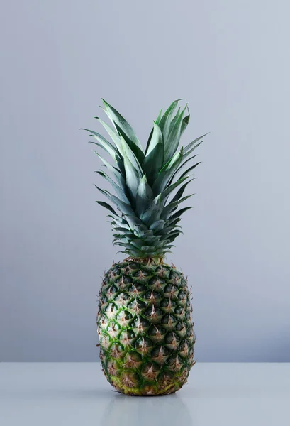 Pojedynczy ananas — Zdjęcie stockowe