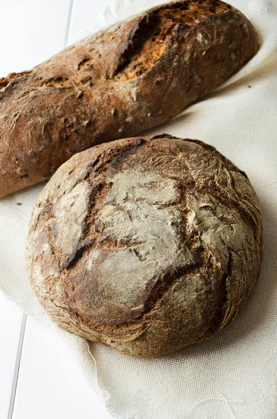Traditionelles Brot auf weißem Tuch — Stockfoto