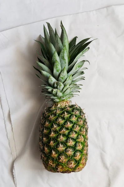 Pineapple over white cloth — Stock Photo, Image