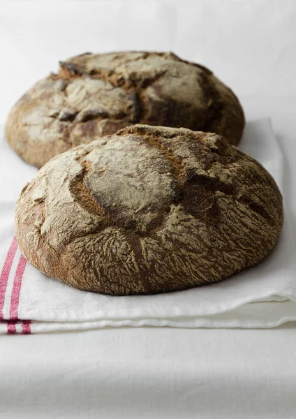 Roti di atas meja kain putih — Stok Foto