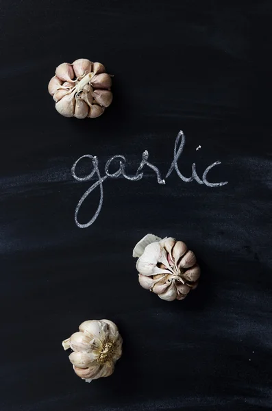 Garlic and handwritten word "garlic" — Stock Photo, Image