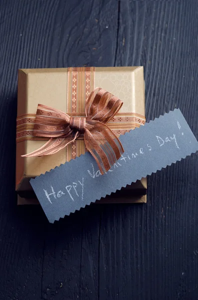 Sevgililer günü hediyesi ve "Happy Valentine's Day!" kartı — Stok fotoğraf