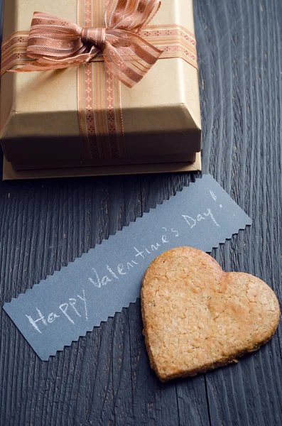 Cadeau Saint-Valentin et biscuit en forme de foyer — Photo