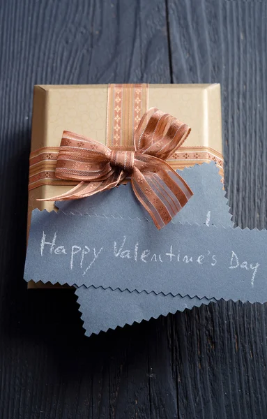Sevgililer günü hediyesi ve "Happy Valentine's Day!" kartı — Stok fotoğraf