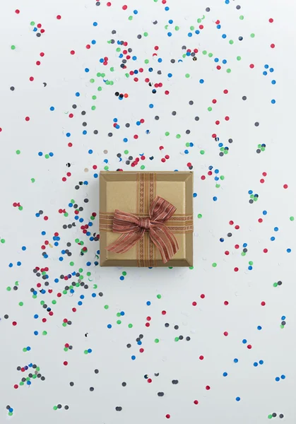 Geschenkdoos met confetti — Stockfoto