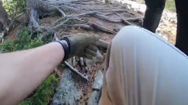 Altai yürüyüşçüleri parktan geçer.