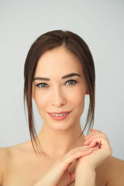 Kadın güzelliği. Yumuşak tenli güzel kız
