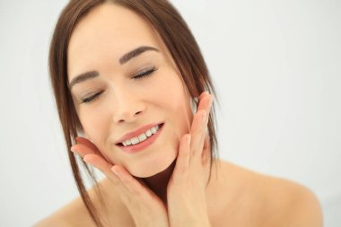 Kadın güzelliği. Yumuşak tenli güzel kız