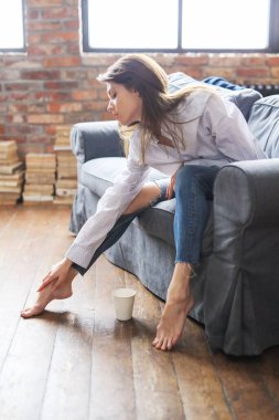 Yaşam tarzı. Evdeki güzel kadın.