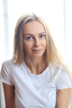 Yaşam tarzı ve dinlenme. Evdeki güzel kadın.