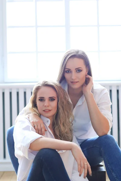 Två Flickor Vita Skjortor — Stockfoto