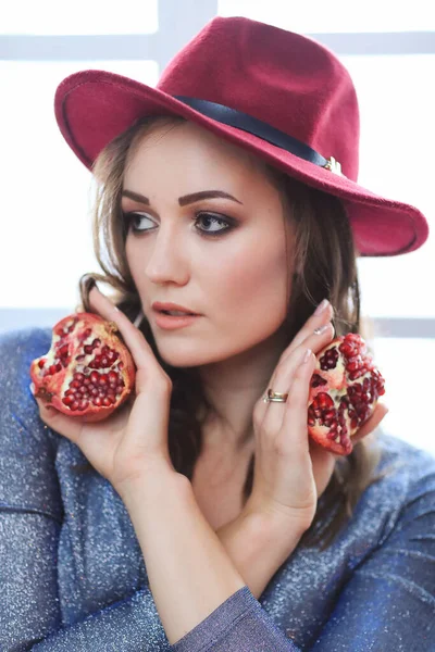 Girl Hat Holding Pomegranate — Stock Photo, Image