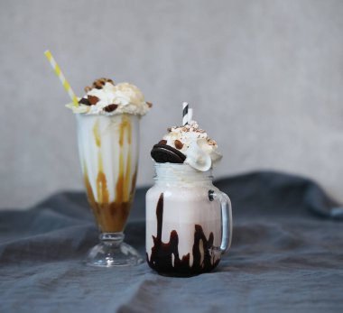 Nefis milkshake 'ler masada.